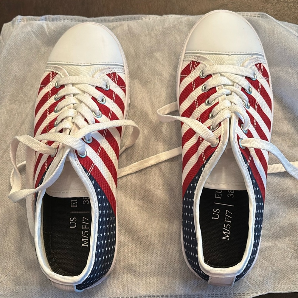 NWOT Patriotic American Flag Sneakers
